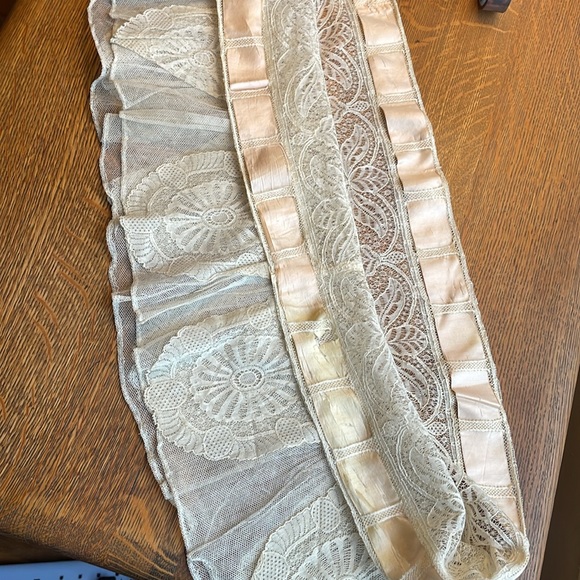 Antique Edwardian/Victorian patterned lace skirt/dress hem w/satin ribbon trim - Picture 6 of 10